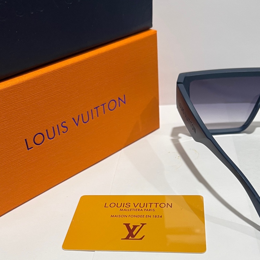 Louis Vuitton Navy Frame Sunglass with Gray Gradient Lenses - Picture 6 of 9